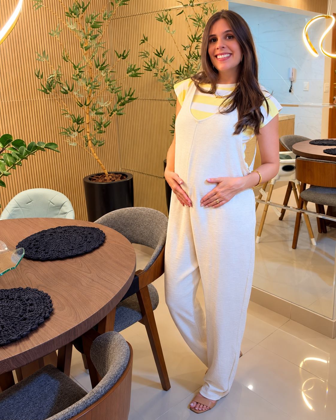 Modelo usando macacão claro da coleção de moda gestante Aline Fashion